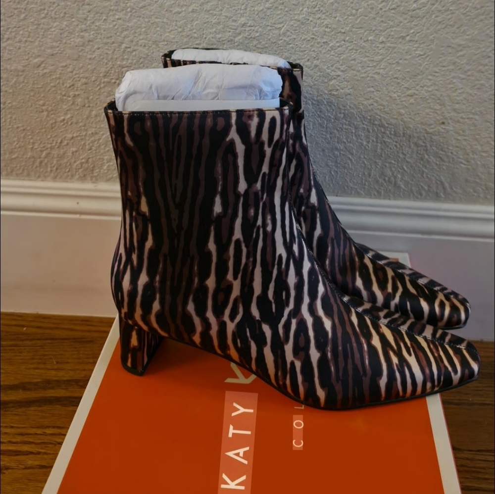 Size 9.5! NWTs, Katy Perry Collections Wild Print Ankle Booties‎ - Picture 4 of 5